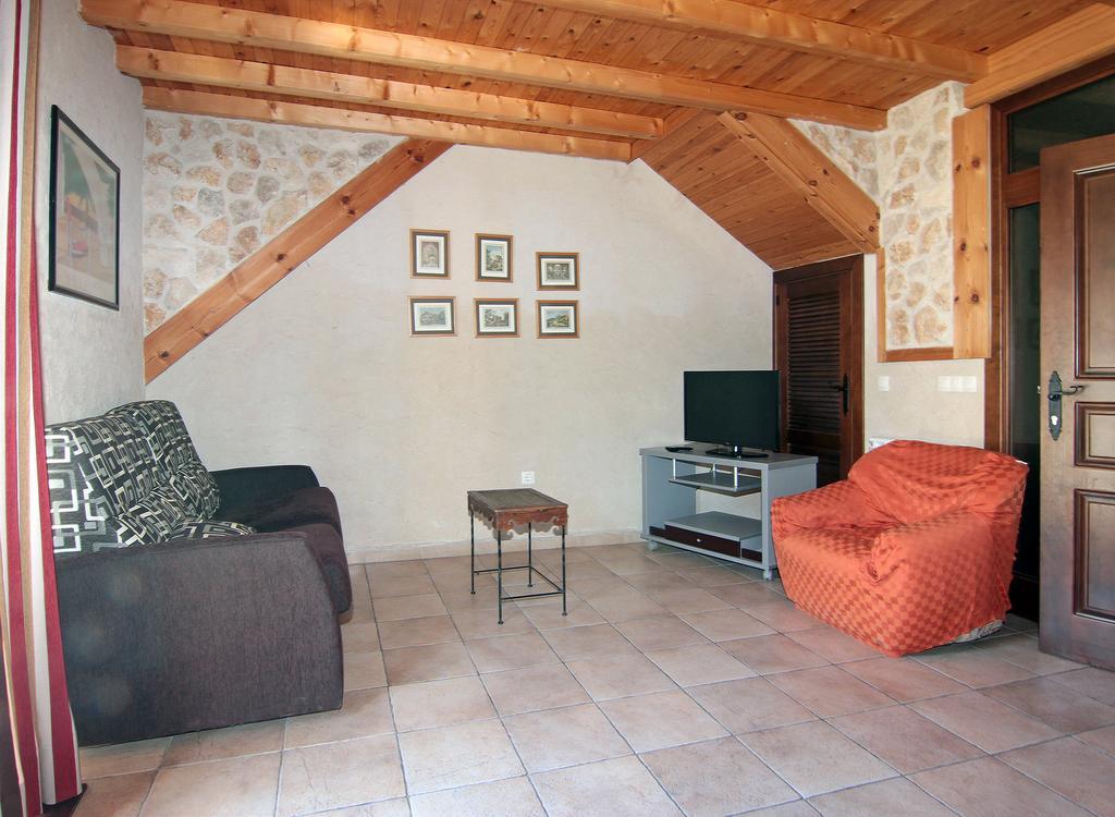 Apartamentos Turisticos Los Abuelos Montemayor de Pililla المظهر الخارجي الصورة
